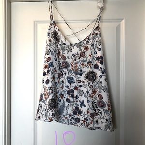 Flowy, printed tank top with criss cross straps